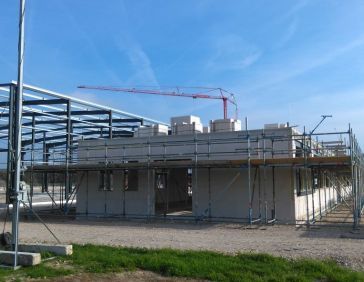 Erection of the walls of the new Spinder building in Drachten. 