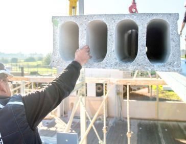 Erection of the walls of the new Spinder building in Drachten. 